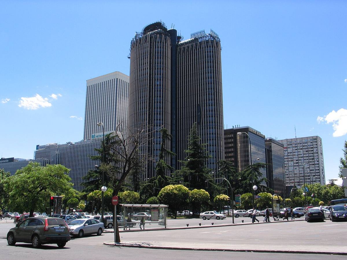 Torres de oficinas y actividad urbana en el Paseo de la Castellana, Madrid.