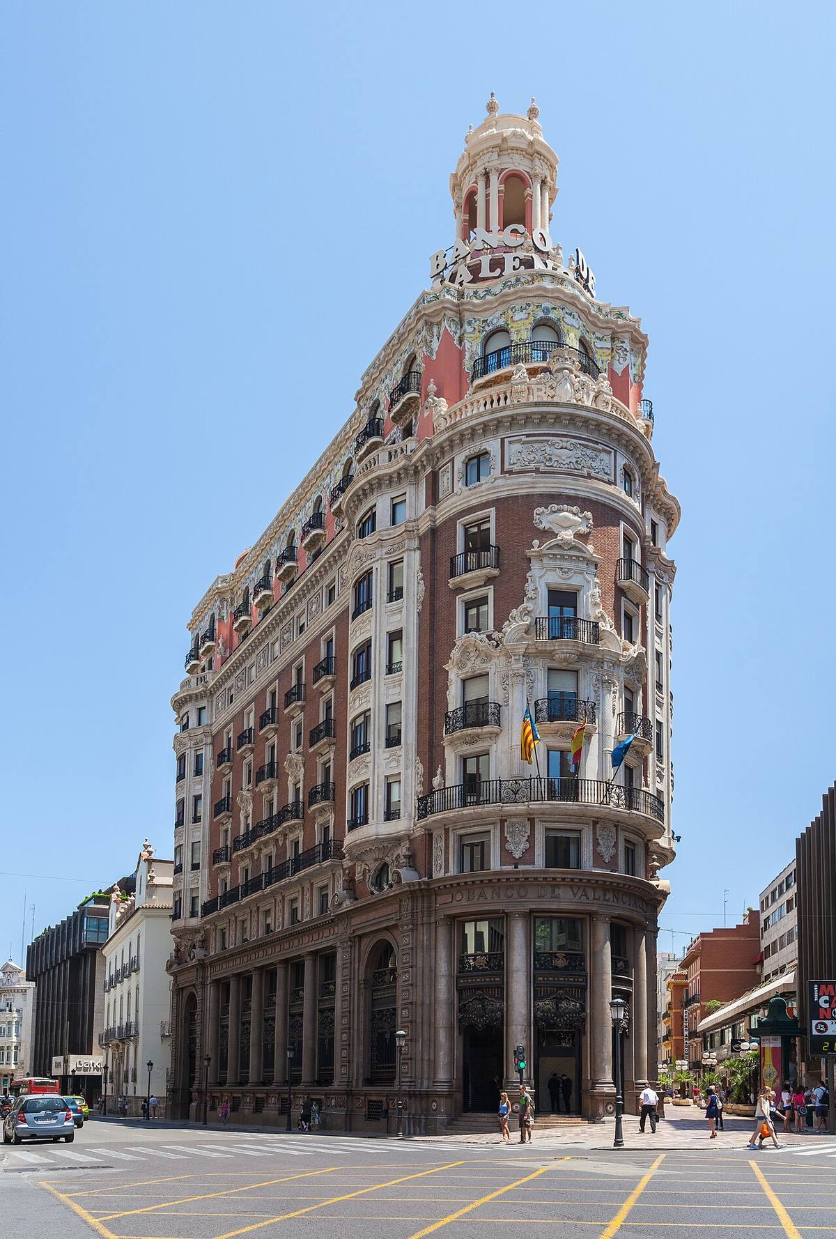 Edificio histórico del Banco de Valencia en la ciudad de Valencia.