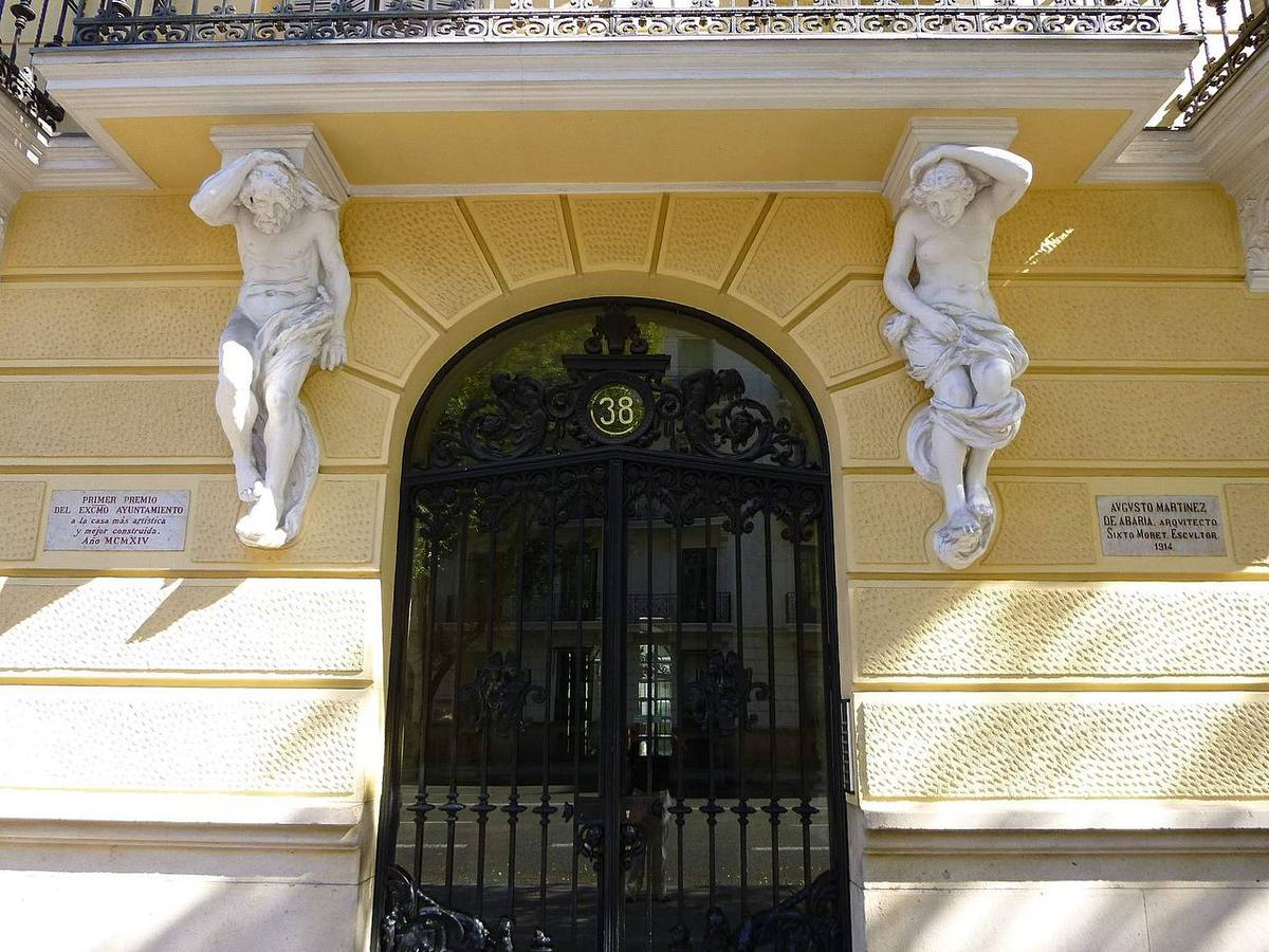 Portal del edificio Augusto Martínez de Abaria en la calle Almagro de Madrid.