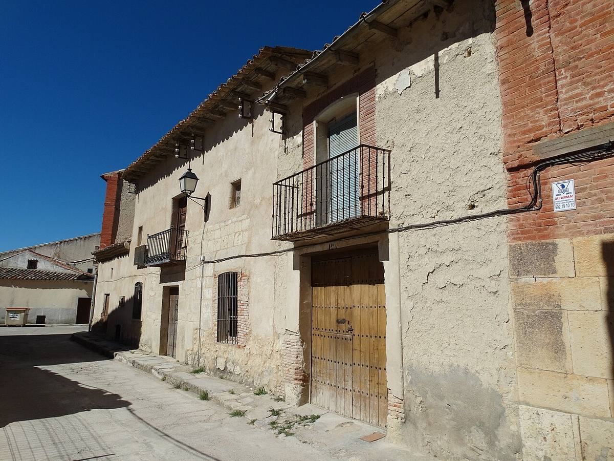 Fachada de viviendas tradicionales en una calle de Tiedra.