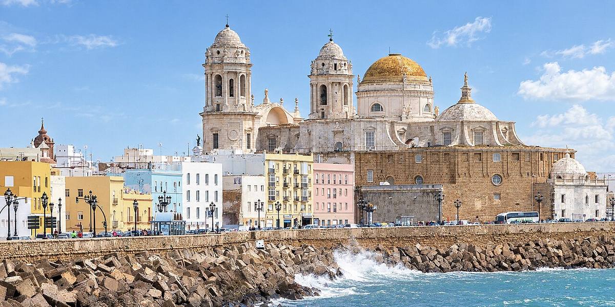 Fachada marítima y catedral de la ciudad de Cádiz.