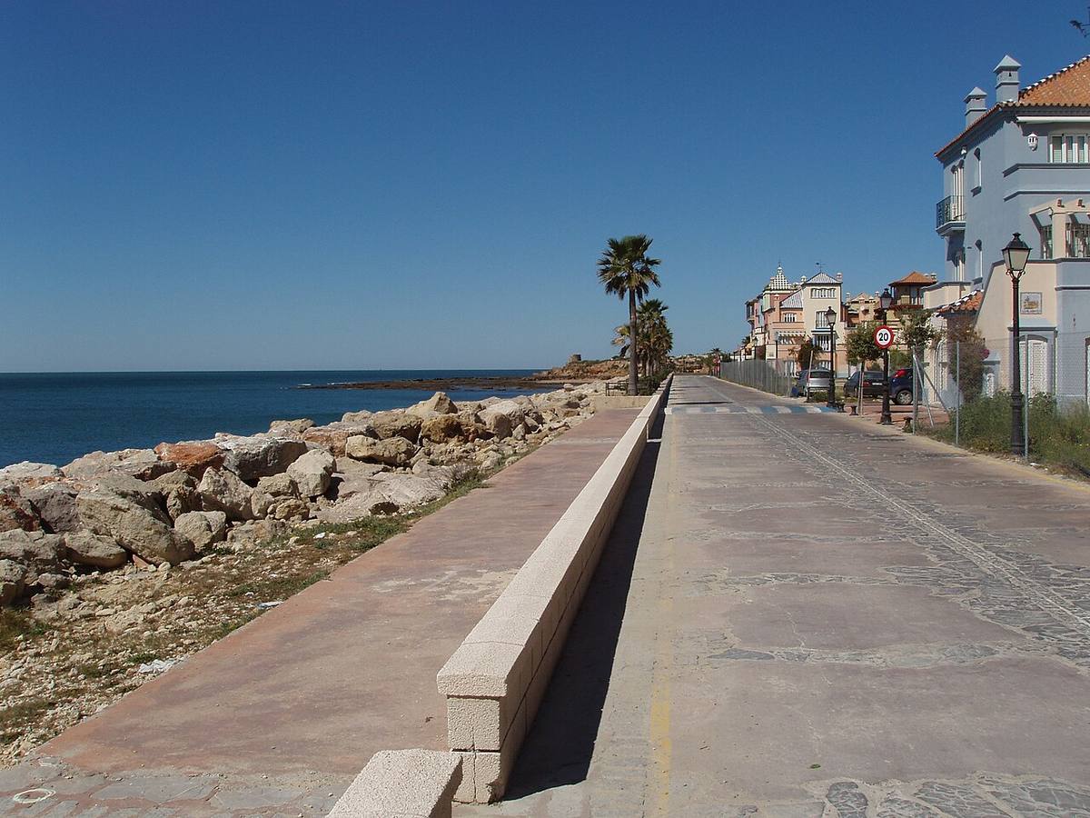 Paseo marítimo y edificaciones residenciales en la zona de Puerto Sherry.