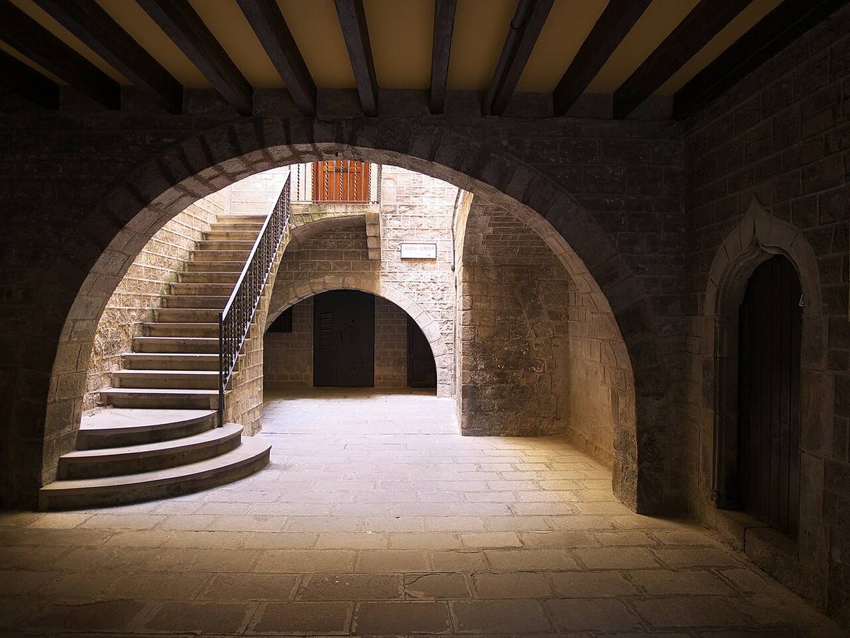 Patio interior de un edificio histórico en el Barrio Gótico de Barcelona.