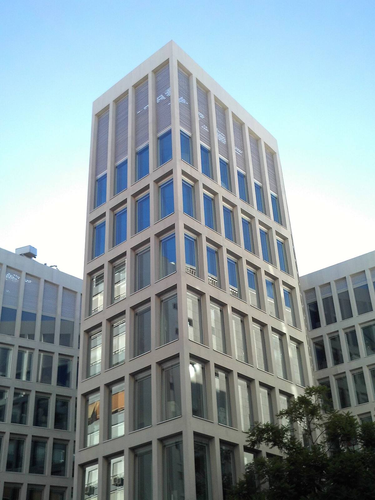 Detalle arquitectónico de un edificio de oficinas en la calle Pablo Ruiz Picasso.