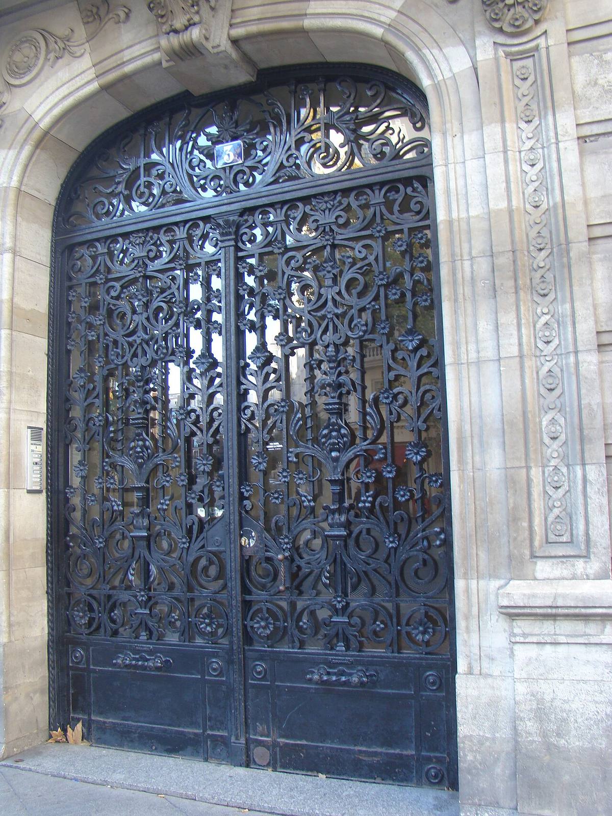 Portal de un edificio de viviendas en la calle de Recoletos, Madrid.
