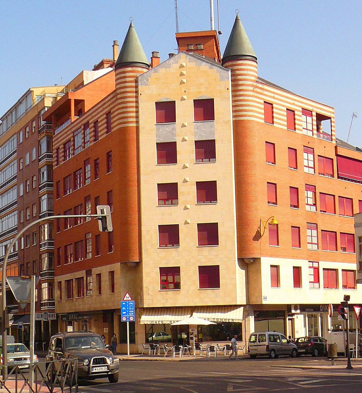 Edificio de viviendas con torres circulares en una zona urbana de León.