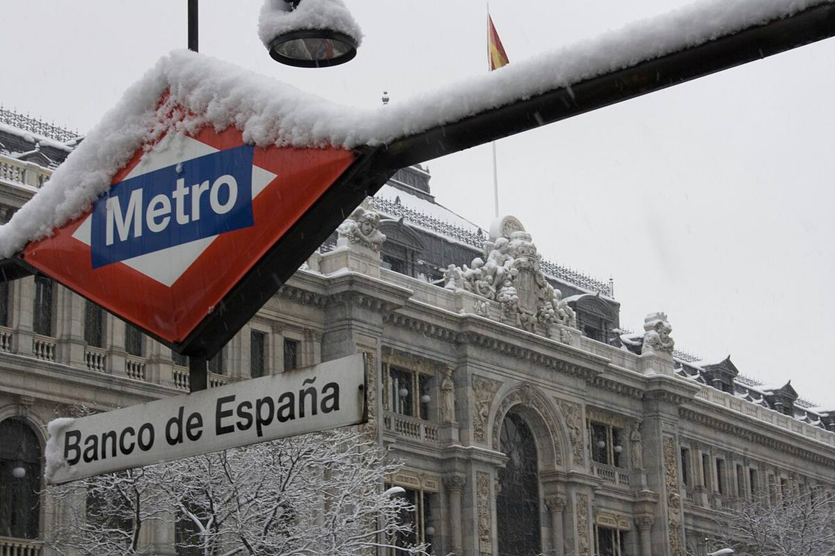Acceso al metro junto al Banco de España en Madrid durante una nevada.