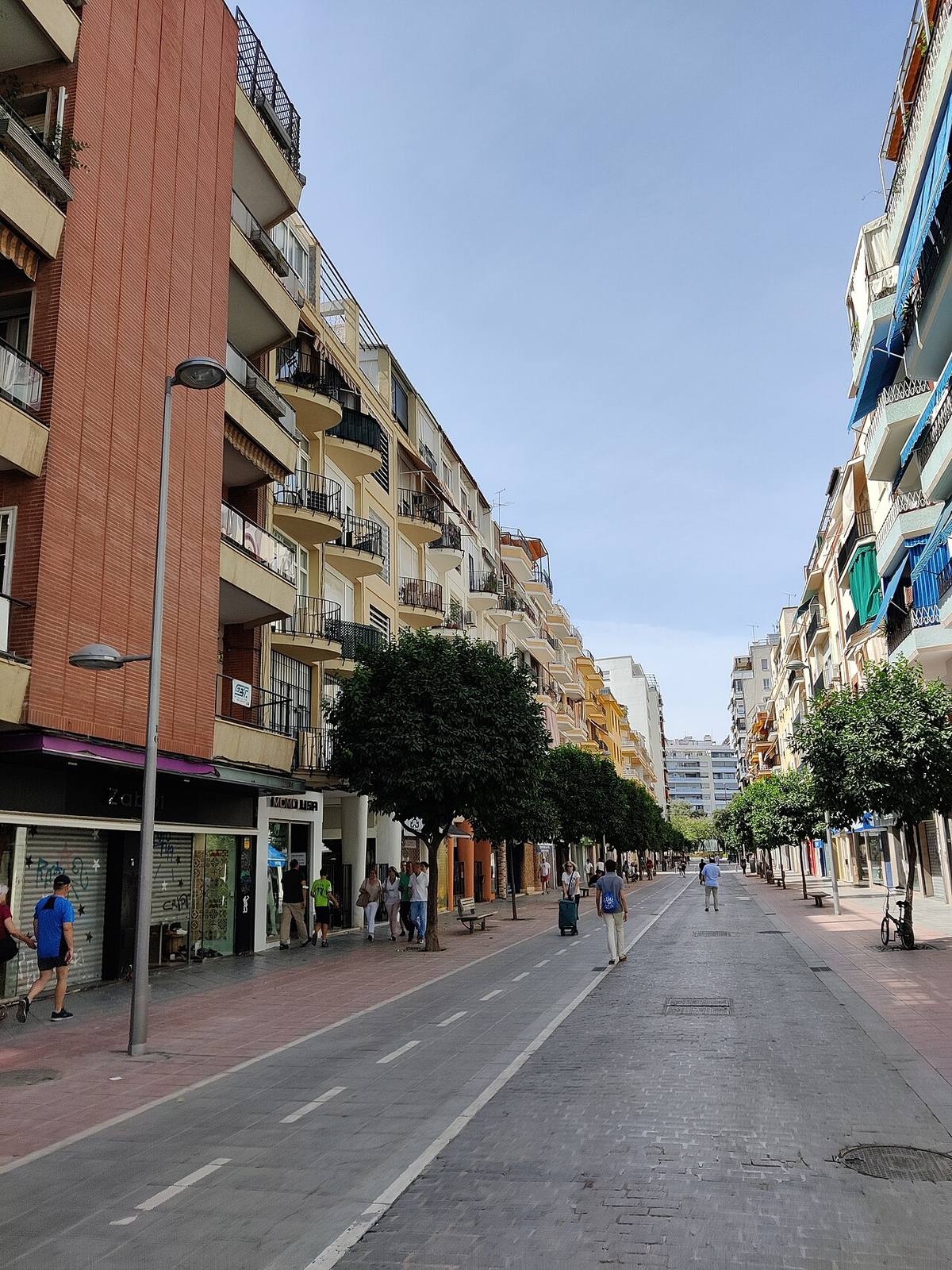 Edificios de viviendas en la calle Asunción de Sevilla.