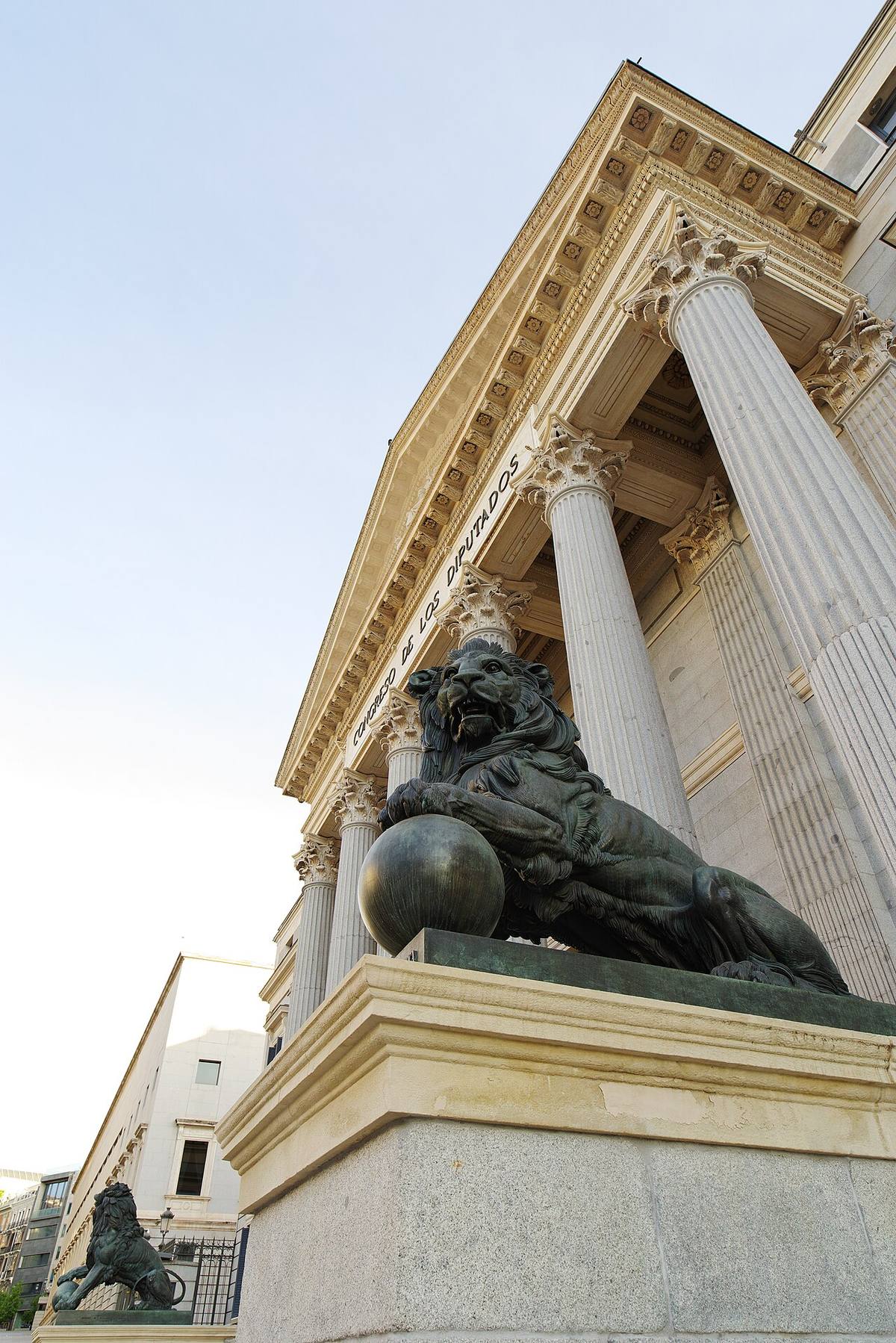 Pórtico y leones de la fachada principal del Congreso de los Diputados.