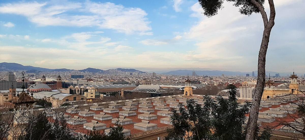 Panorámica urbana de Barcelona con edificios residenciales en primer plano.