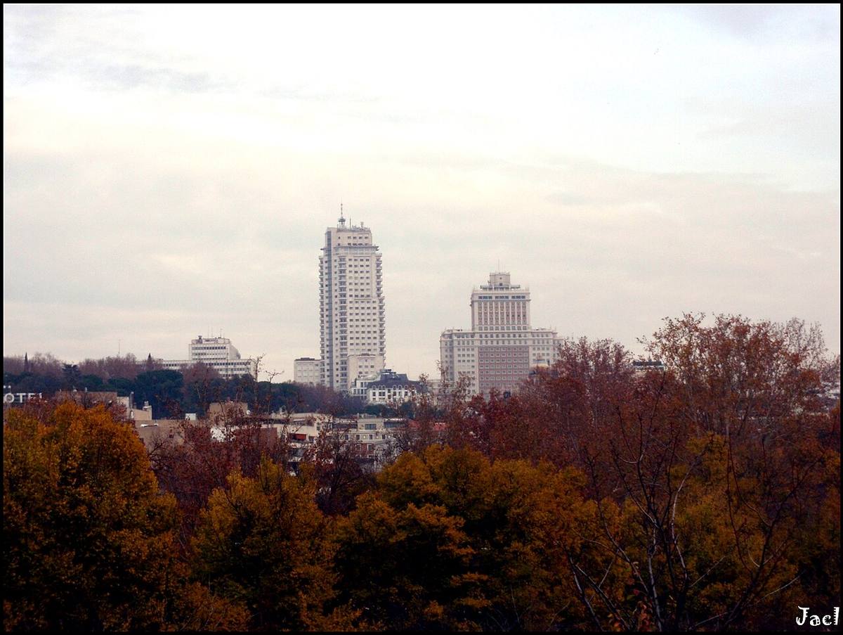 Vista de los edificios de la plaza de España desde una zona arbolada de Madrid.