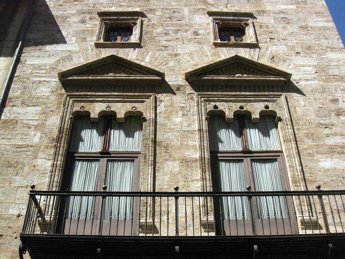 Detalle de ventanales en el Palau de la Generalitat Valenciana.