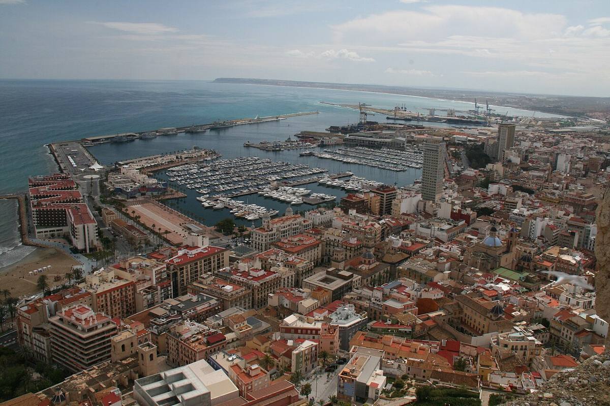 Vista aérea de la ciudad y el puerto de Alicante desde el Castillo de Santa Bárbara.