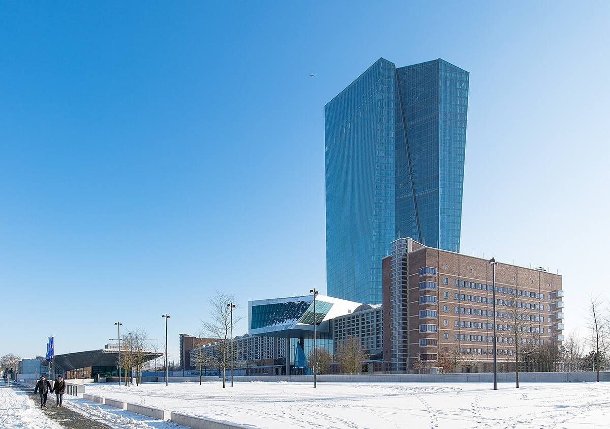 Sede del Banco Central Europeo en Fráncfort bajo un entorno nevado.