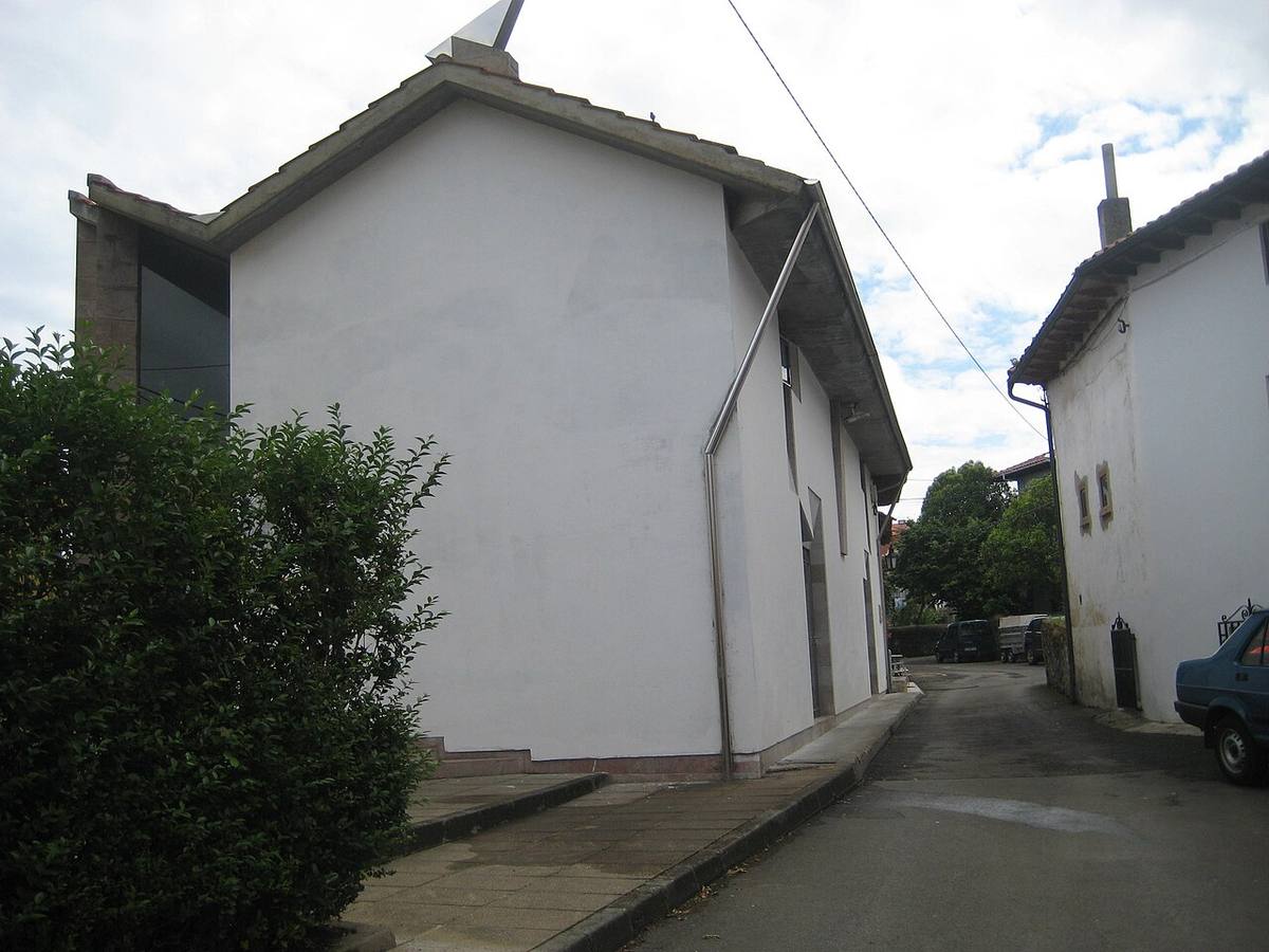 Edificio de la Casa de Cultura Valle de San Jorge de Nueva, obra del arquitecto Andrés de Diego Llaca.
