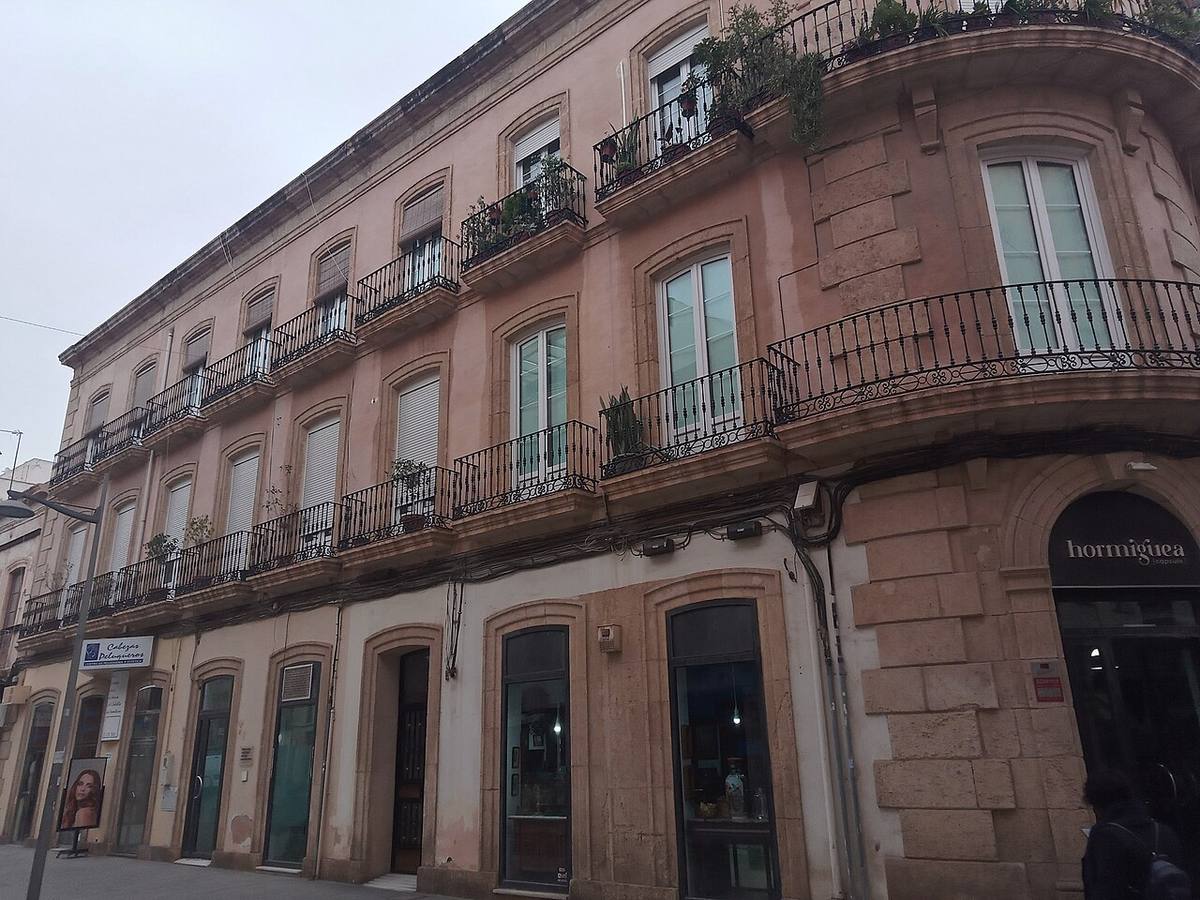 Fachada de un edificio residencial de estilo clásico en la calle Murcia.