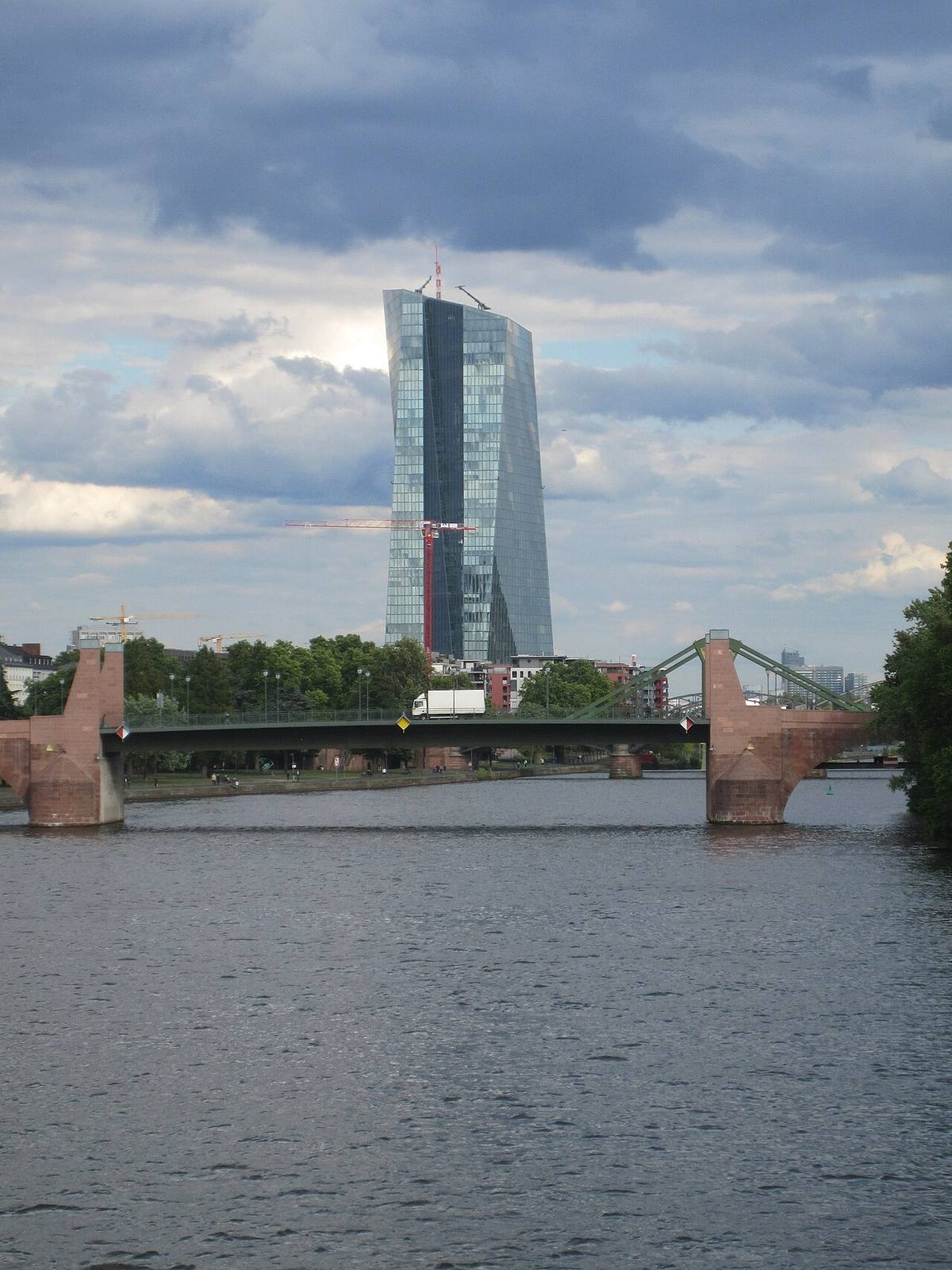 Sede terminada del Banco Central Europeo vista desde el puente Alte Brücke.
