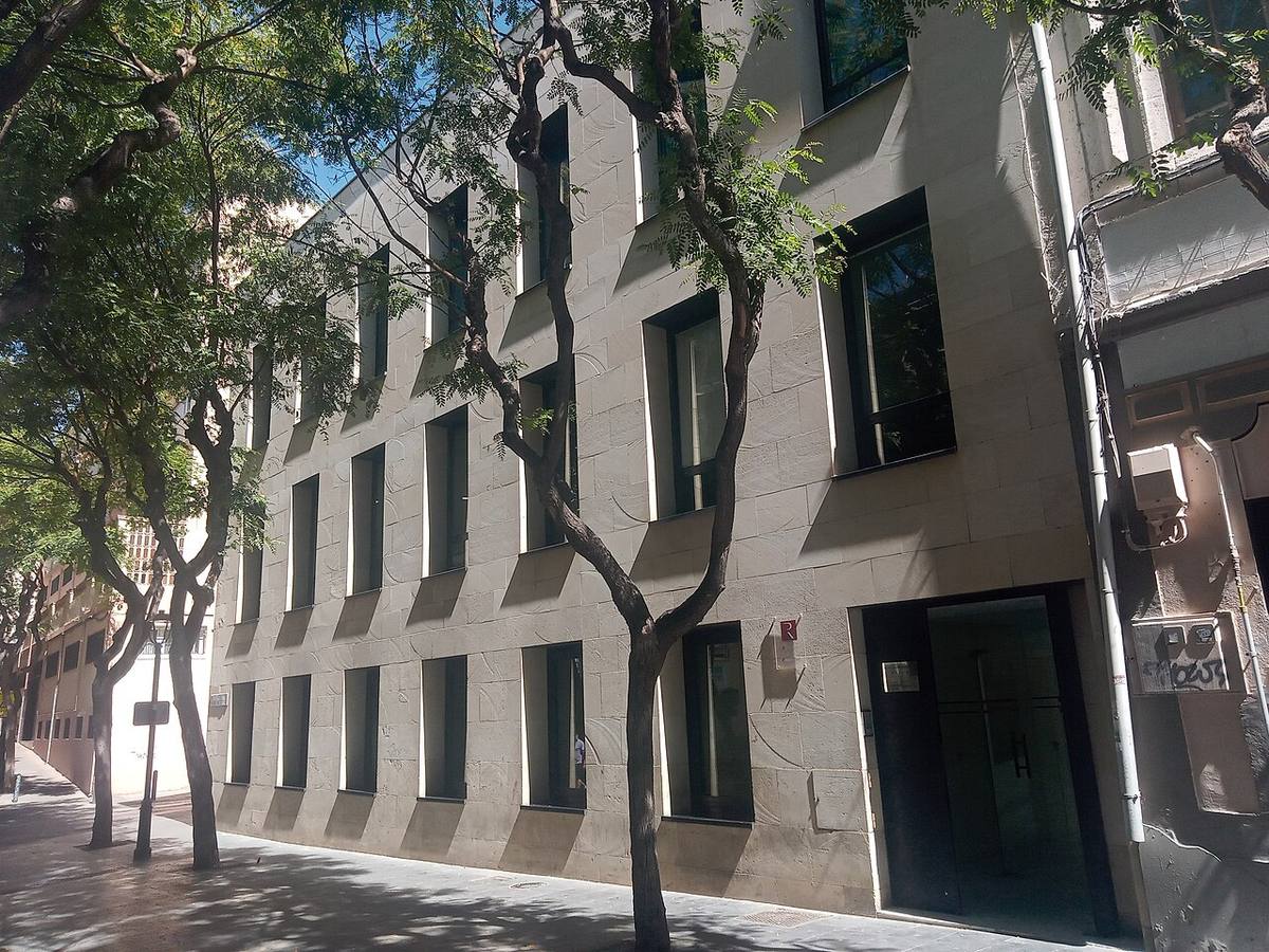 Fachada exterior de un edificio del Registro de la Propiedad en España.
