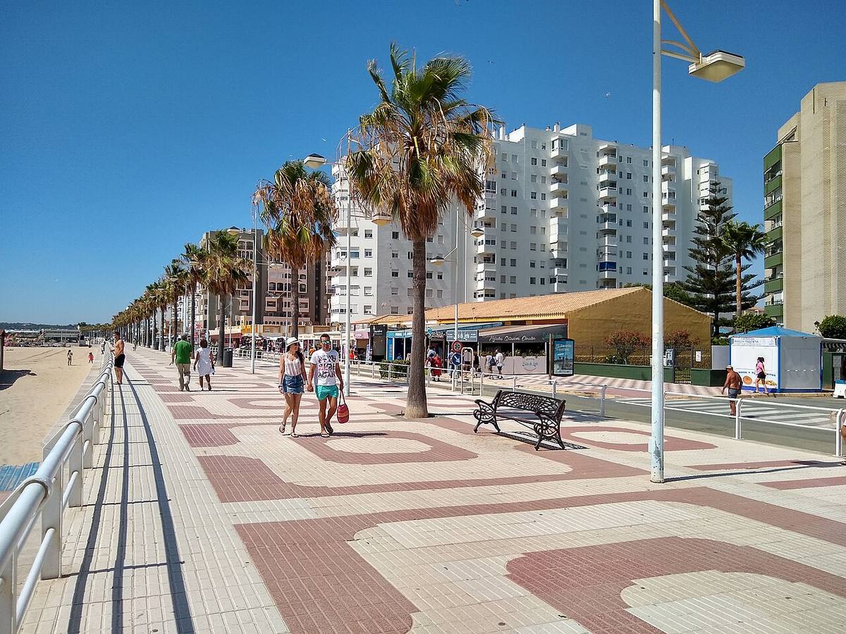 Edificios residenciales en el paseo marítimo de Valdelagrana, El Puerto de Santa María.