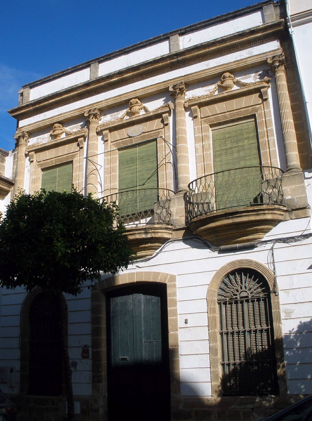 Fachada en el número 4 de la calle Cielo, en El Puerto de Santa María.