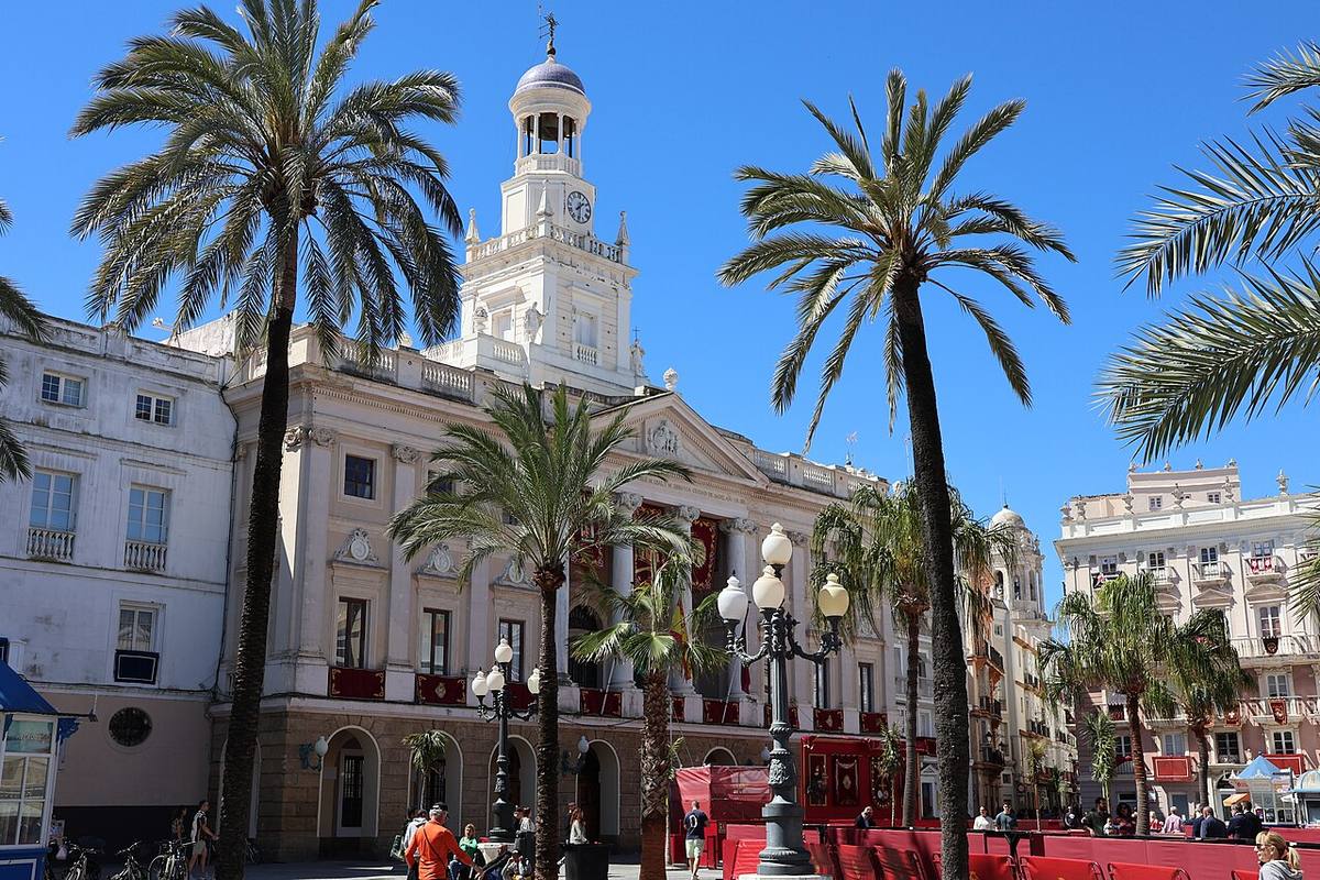 Vista general de la Casa Consistorial de Cádiz desde la plaza de San Juan de Dios.