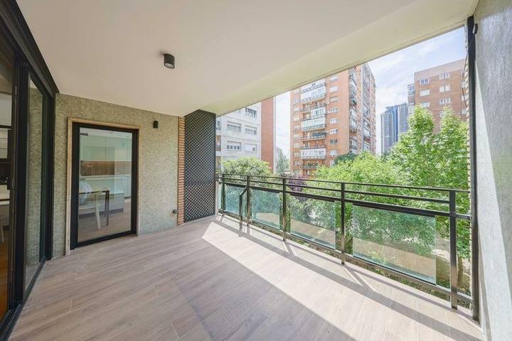 Piso exterior con terraza en Calle de Pedro Teixeira — Cuatro Caminos (Tetuán), Madrid
