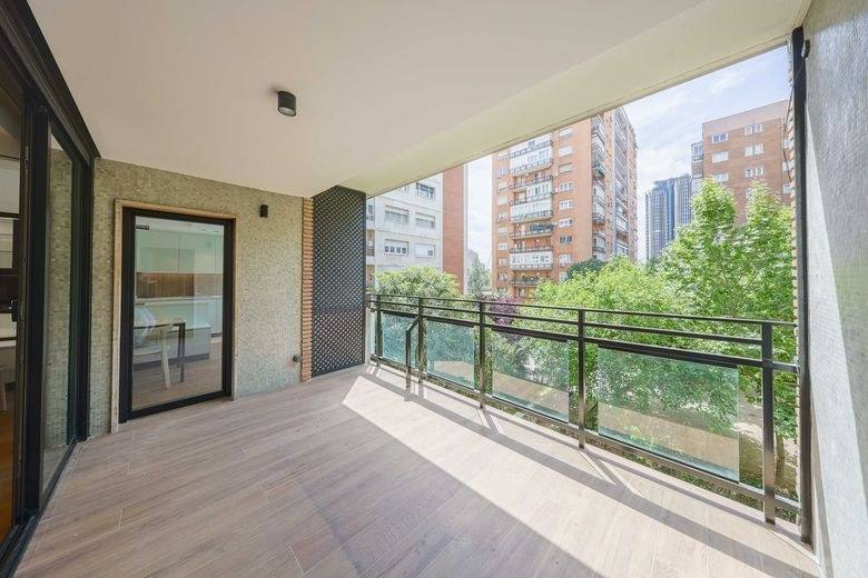 Piso exterior con terraza en Calle de Pedro Teixeira — Cuatro Caminos (Tetuán), Madrid